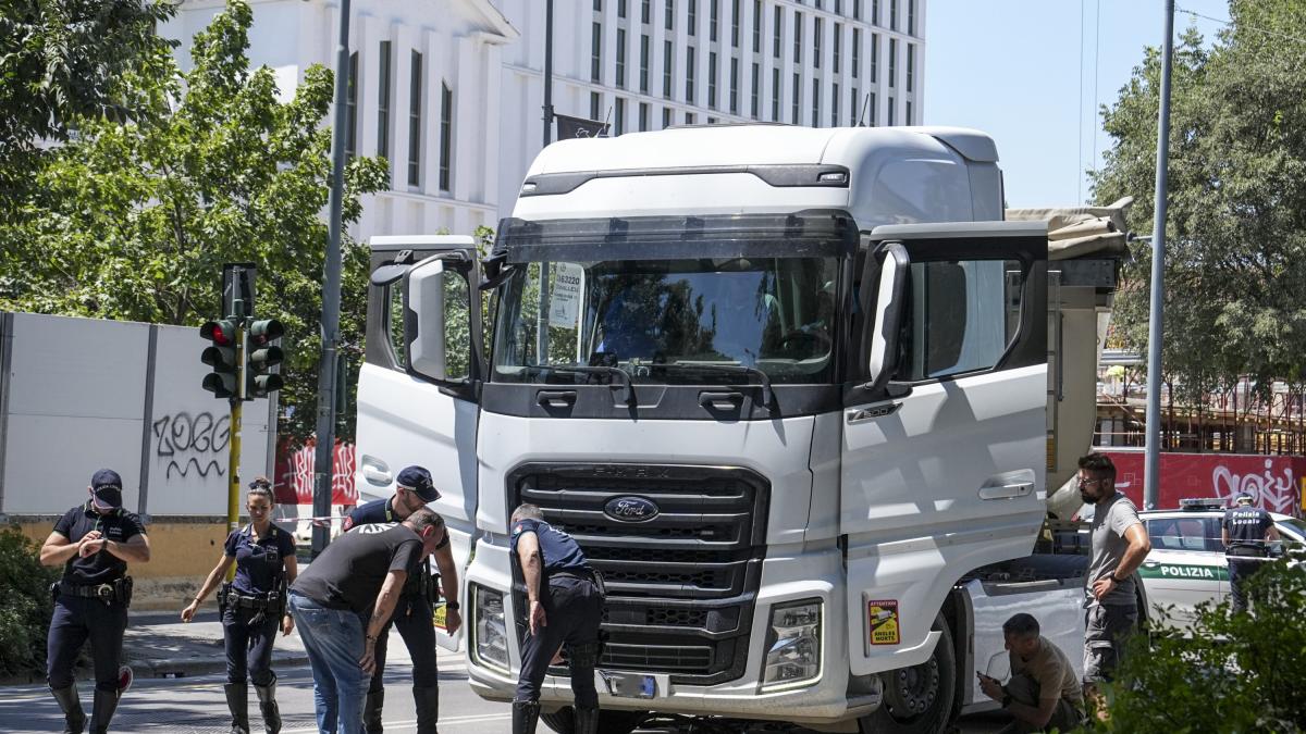 milano ciclista muore dopo essere stata travolta da un camion da Gazzetta.it milano ciclista muore dopo essere stata travolta da un camion