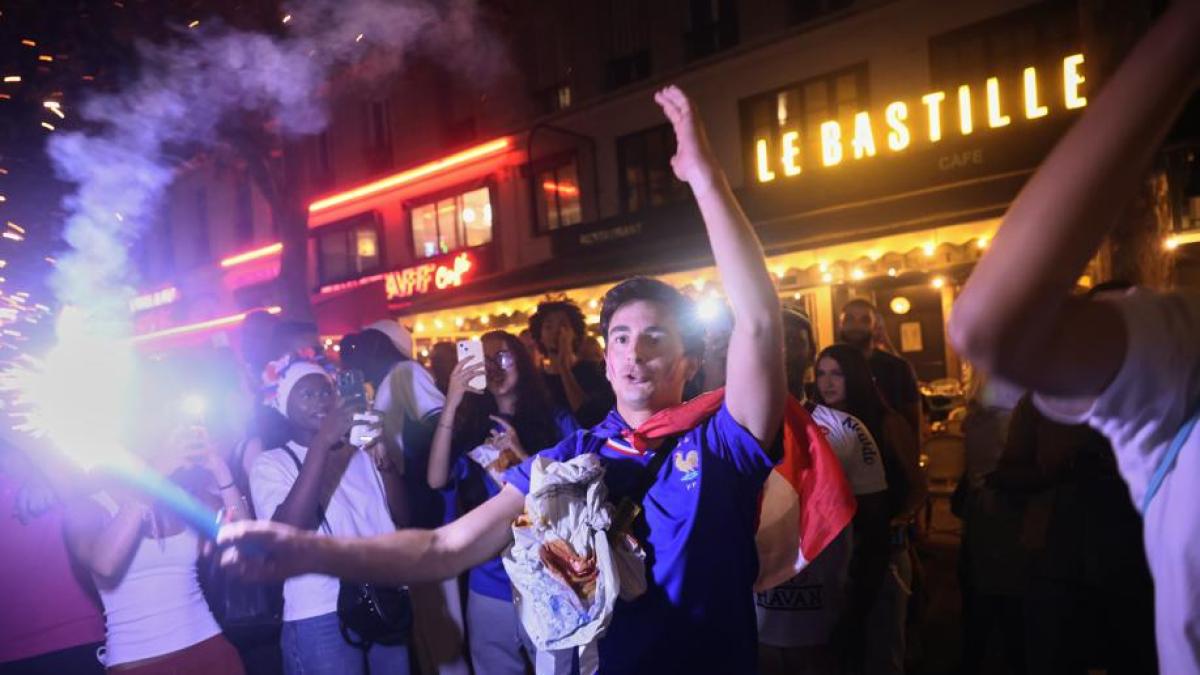 Parigi festeggia in strada: nessuna tensione. Macron: "Fieri della Francia"
