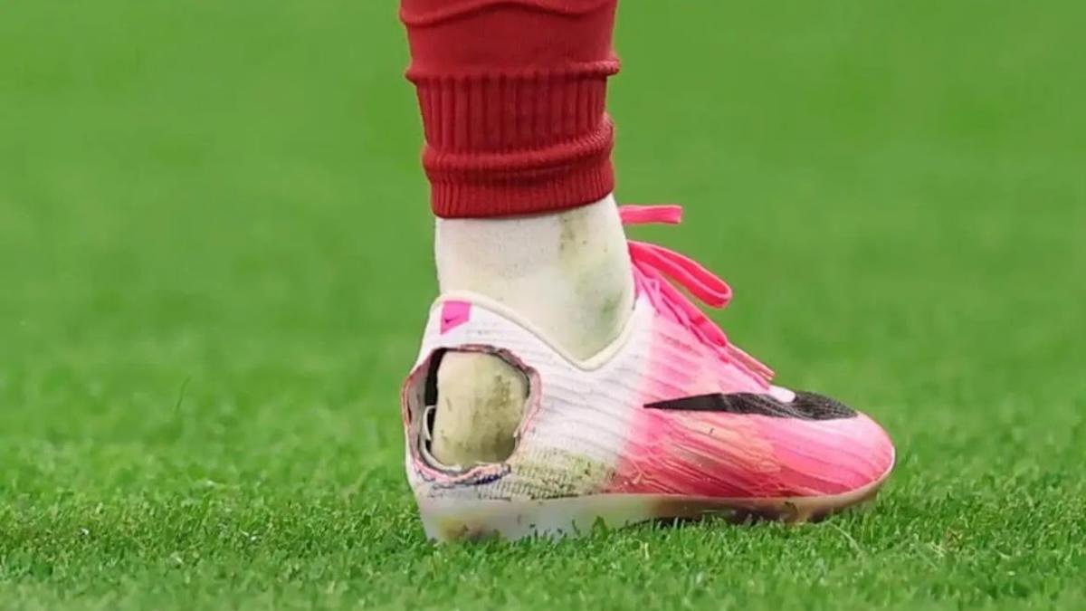 pedro neto ma non solo perch233 alcuni calciatori hanno un buco nella scarpa da Gazzetta.it pedro neto ma non solo perch233 alcuni calciatori hanno un buco nella scarpa