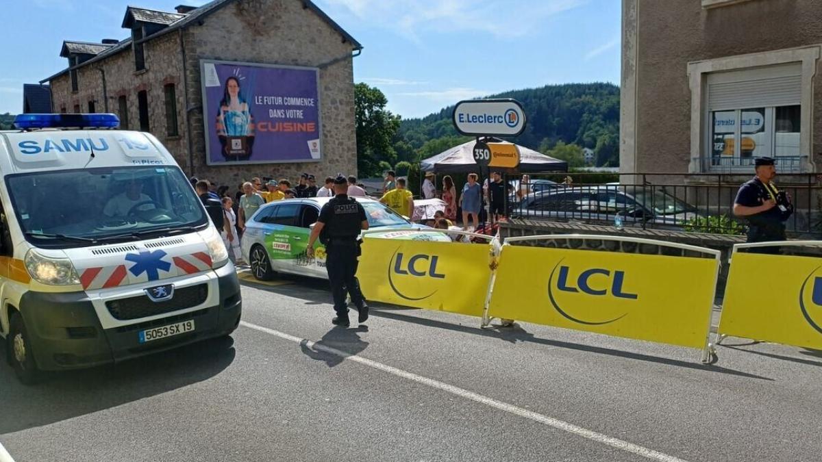 Tour, auto della stampa investe tifosi sul traguardo: 8 feriti a Ussel, uno è grave