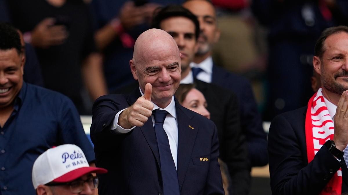 fifa sono affari d oro e infantino fa poker in 10 anni stipendio da 14 a 52 milioni da Gazzetta.it fifa sono affari d oro e infantino fa poker in 10 anni stipendio da 14 a 52 milioni