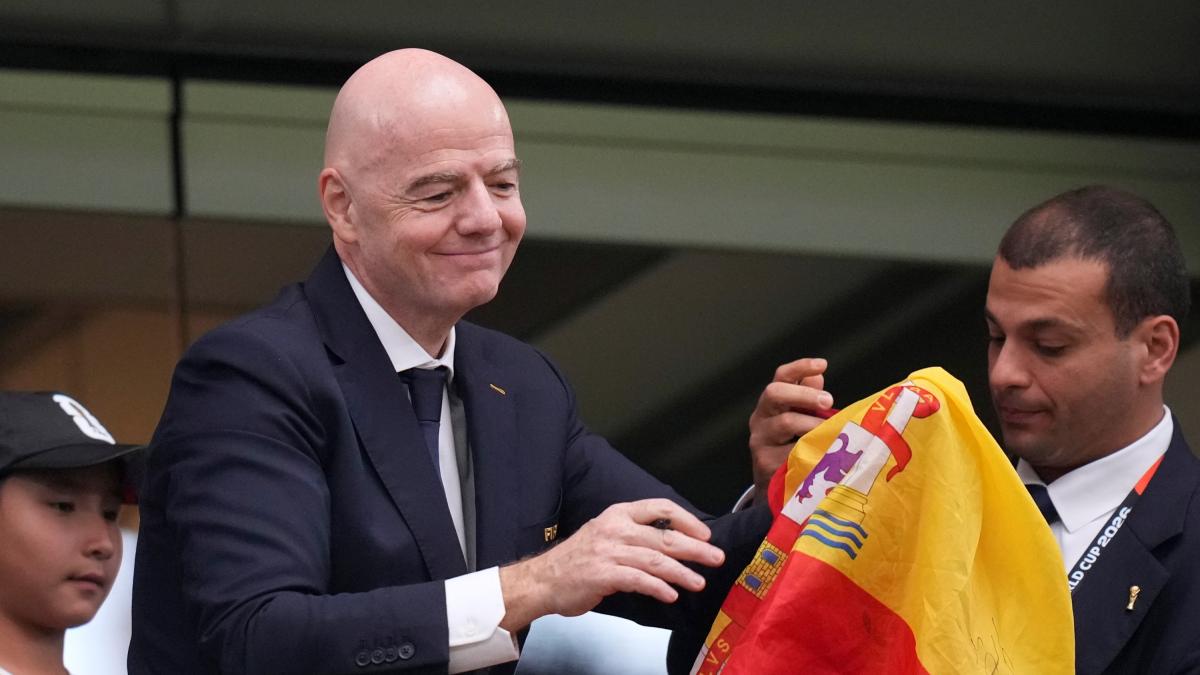l ultima di infantino conferenze stampa a pagamento e per 130 euro puoi farti un selfie con lui da Gazzetta.it l ultima di infantino conferenze stampa a pagamento e per 130 euro puoi farti un selfie con lui