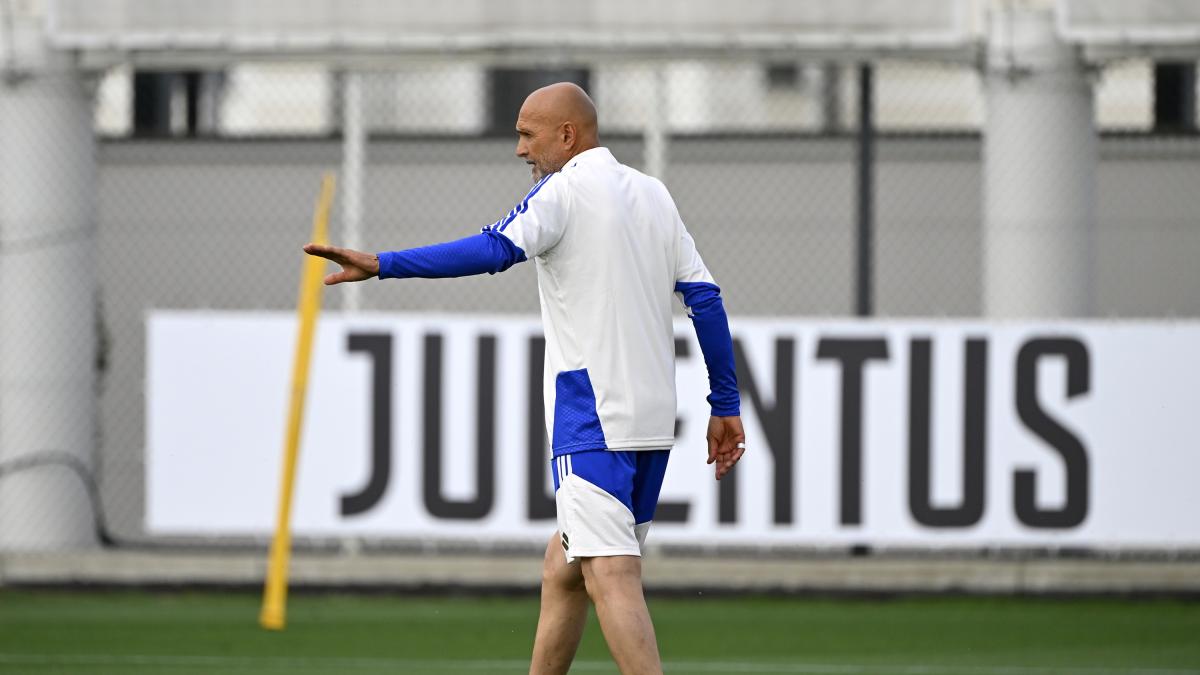 spalletti a 40176 con le maniche lunghe vuole coprire il tatuaggio scudetto a napoli ne sono convinti e da Gazzetta.it spalletti a 40176 con le maniche lunghe vuole coprire il tatuaggio scudetto a napoli ne sono convinti e