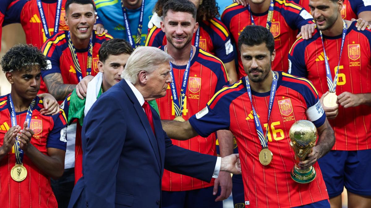imbarazzo durante la premiazione trump prova a restare nella foto i giocatori non ci stanno da Gazzetta.it imbarazzo durante la premiazione trump prova a restare nella foto i giocatori non ci stanno