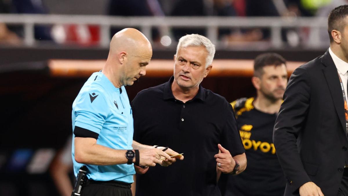 Taylor si ritira: addio all’arbitro della contestata finale di Europa League tra Roma e Siviglia