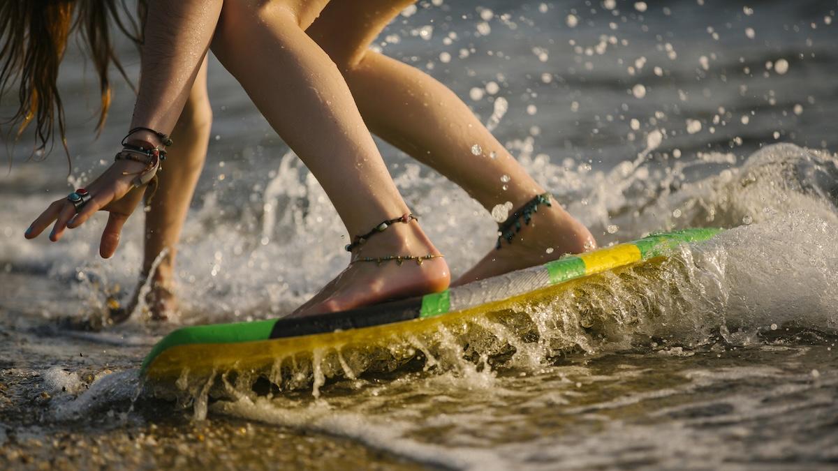 Dallo skimboarding al beach wrestling: 7 sport che stanno conquistando le spiagge
