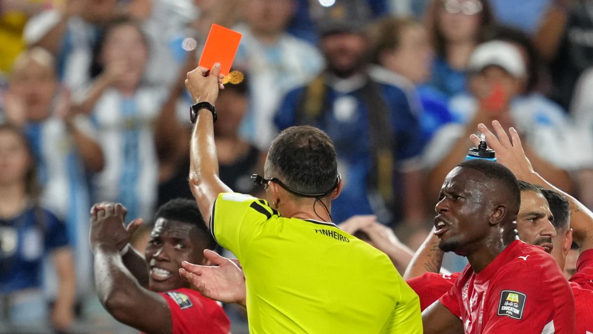 Il Mondiale dei pasticci, scovato un altro errore: Embolo non andava espulso in Argentina-Svizzera
