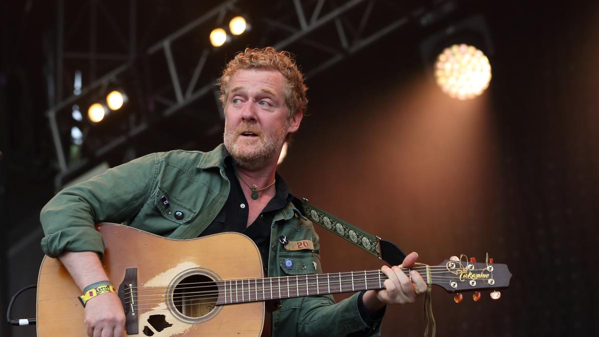 È morto Glen Hansard, cantautore irlandese, aveva 56 anni
