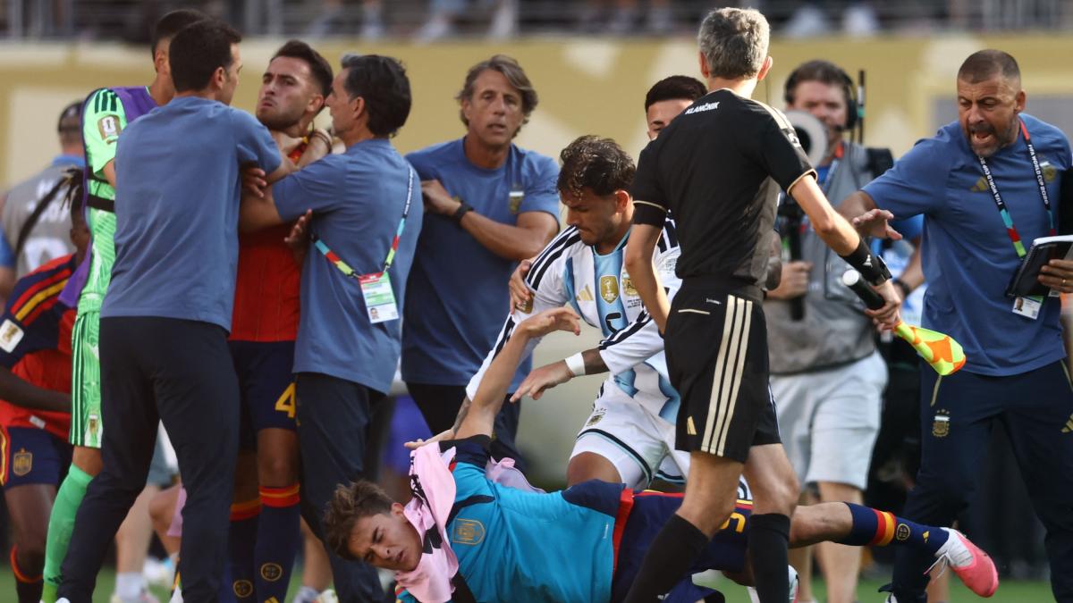 ufficiale la fifa apre un indagine sull argentina per lo striscione sulle falkland e la rissa in finale da Gazzetta.it ufficiale la fifa apre un indagine sull argentina per lo striscione sulle falkland e la rissa in finale
