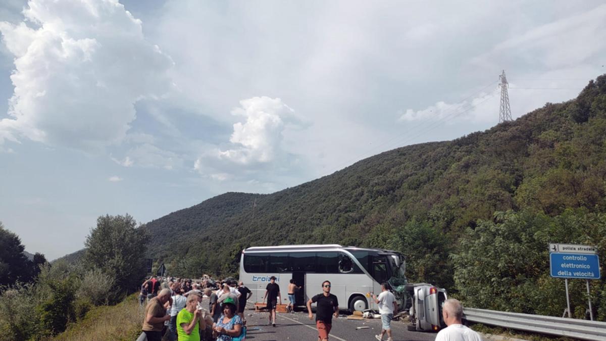 scontro tra pullman camper e auto sulla rieti terni cinque morti e 27 feriti da Gazzetta.it scontro tra pullman camper e auto sulla rieti terni cinque morti e 27 feriti
