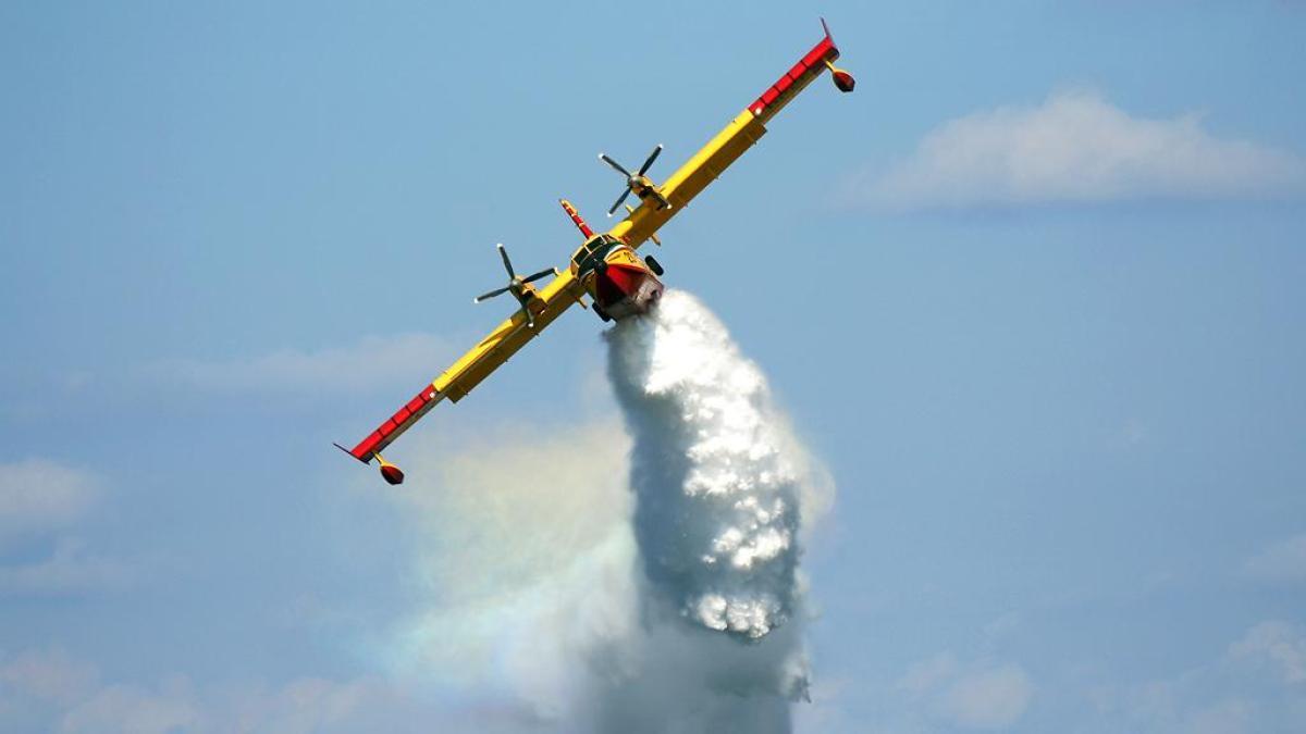 come funziona il canadair l aereo che spegne gli incendi da Gazzetta.it come funziona il canadair l aereo che spegne gli incendi