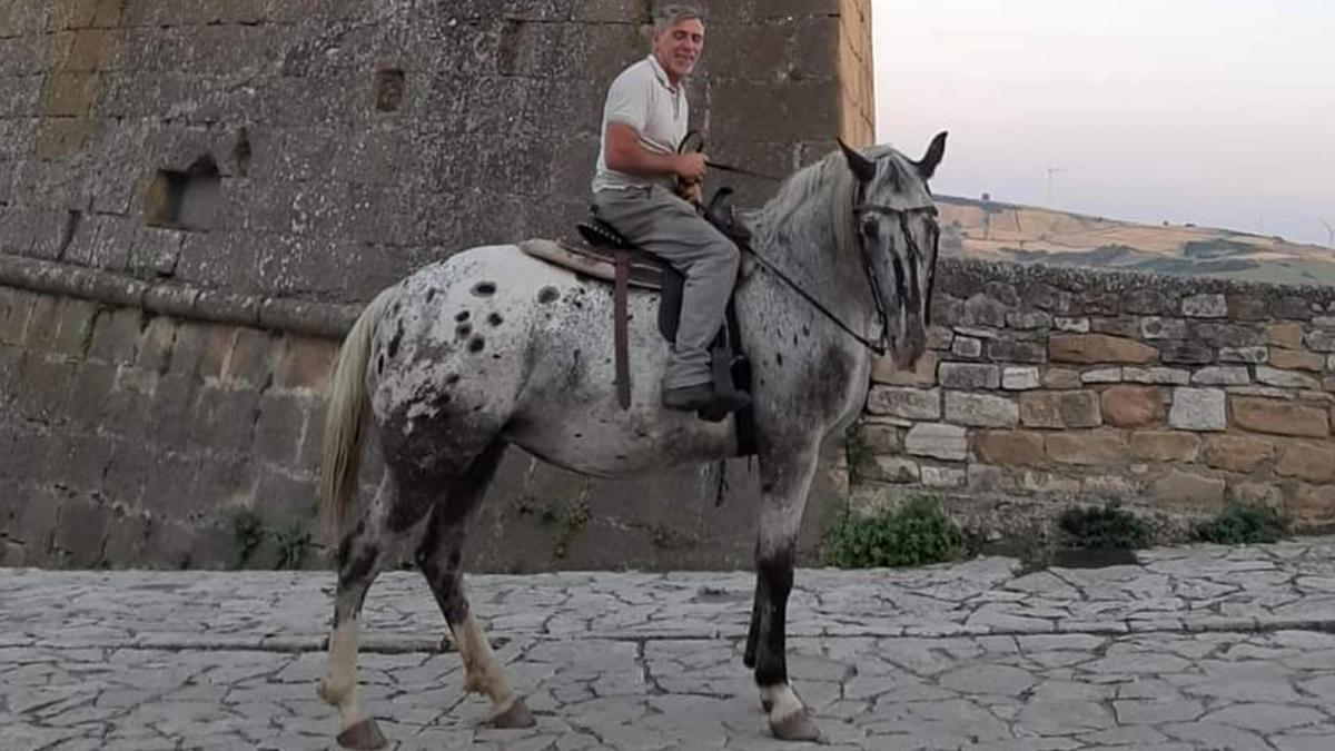 Va a lavorare a cavallo perché l'auto è troppo cara
