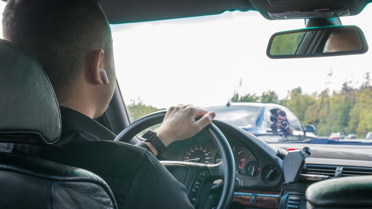 usare gli auricolari mentre si guida l auto o la moto quando si rischia la multa da Gazzetta.it usare gli auricolari mentre si guida l auto o la moto quando si rischia la multa