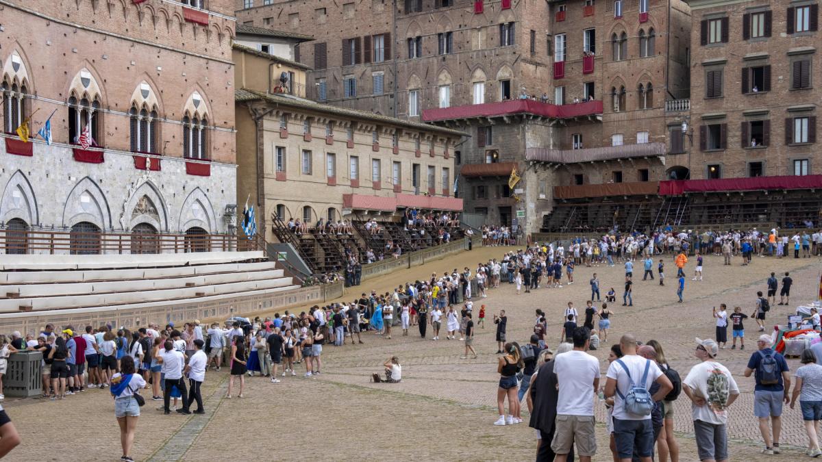Palio di Siena, ormai è una maledizione! Dopo la siccità, temporale e rinvio di 24 ore