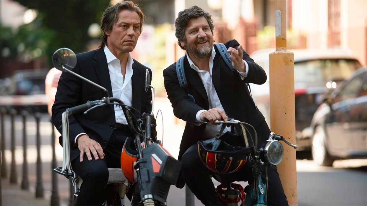 50 km all ora stasera su canale 5 la commedia con fabio de luigi e stefano accorsi da Gazzetta.it 50 km all ora stasera su canale 5 la commedia con fabio de luigi e stefano accorsi