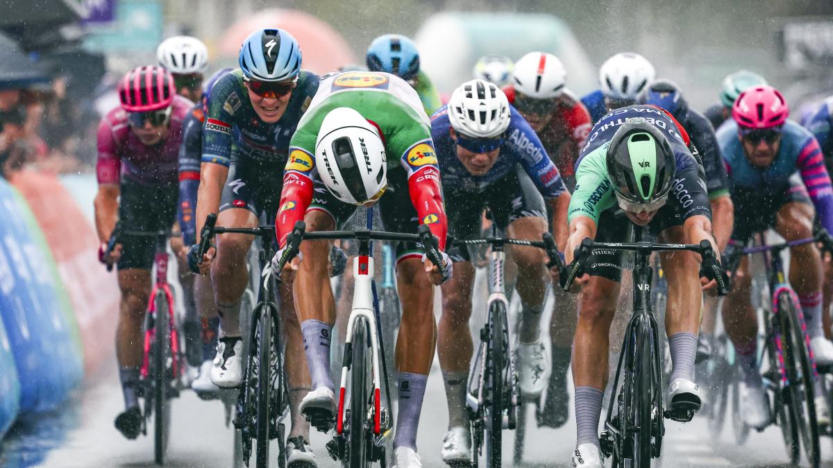 Renewi Tour, gran volata di Milan sotto la pioggia: la prima tappa è sua
