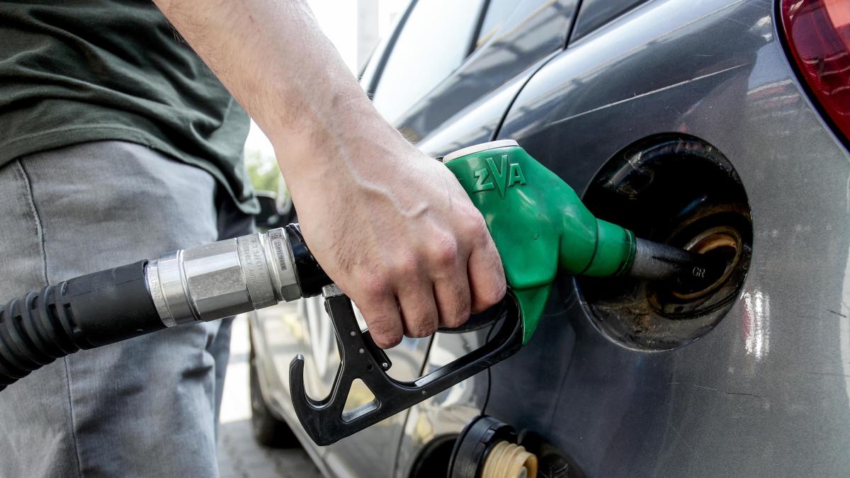 prezzo benzina la media italiana supera i 2 euro al litro da Gazzetta.it prezzo benzina la media italiana supera i 2 euro al litro