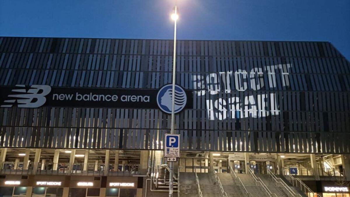 Alta tensione a Bergamo per Atalanta-Hapoel Tel Aviv. Sullo stadio appare la scritta "Boycott Israel"