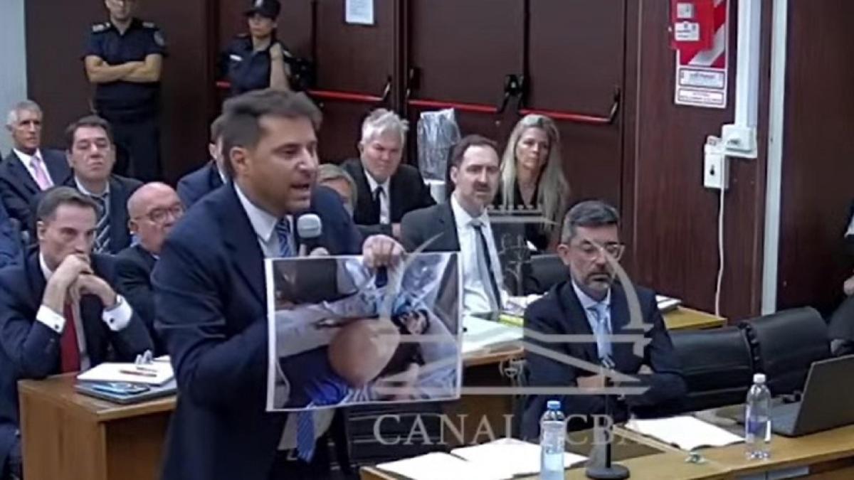 Clamoroso al processo per la morte di Maradona: gli esami clinici erano quelli del padre di Diego