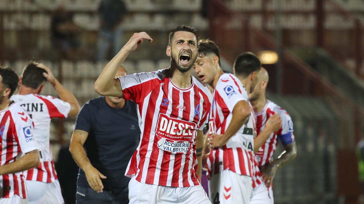 Serie B, è subito show: il Vicenza ribalta il Catanzaro e vince 3-2 all'89'
