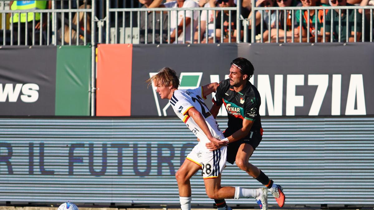 Venezia-Lecce, le pagelle: Falcone subito decisivo, 7. Delude Adams, 5