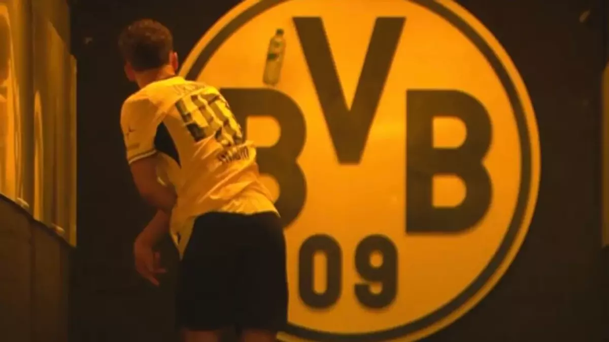 germania bufera su inacio entra rosso dopo 3 e lancia una bottiglietta contro il logo del dortmund da Gazzetta.it germania bufera su inacio entra rosso dopo 3 e lancia una bottiglietta contro il logo del dortmund