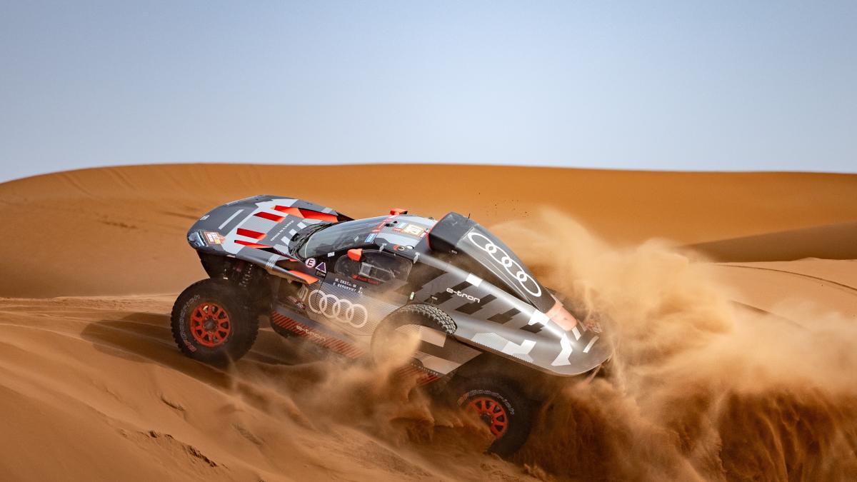 audi e la dakar storia e successi nel deserto con il prototipo elettrico rs q e tron da Gazzetta.it audi e la dakar storia e successi nel deserto con il prototipo elettrico rs q e tron