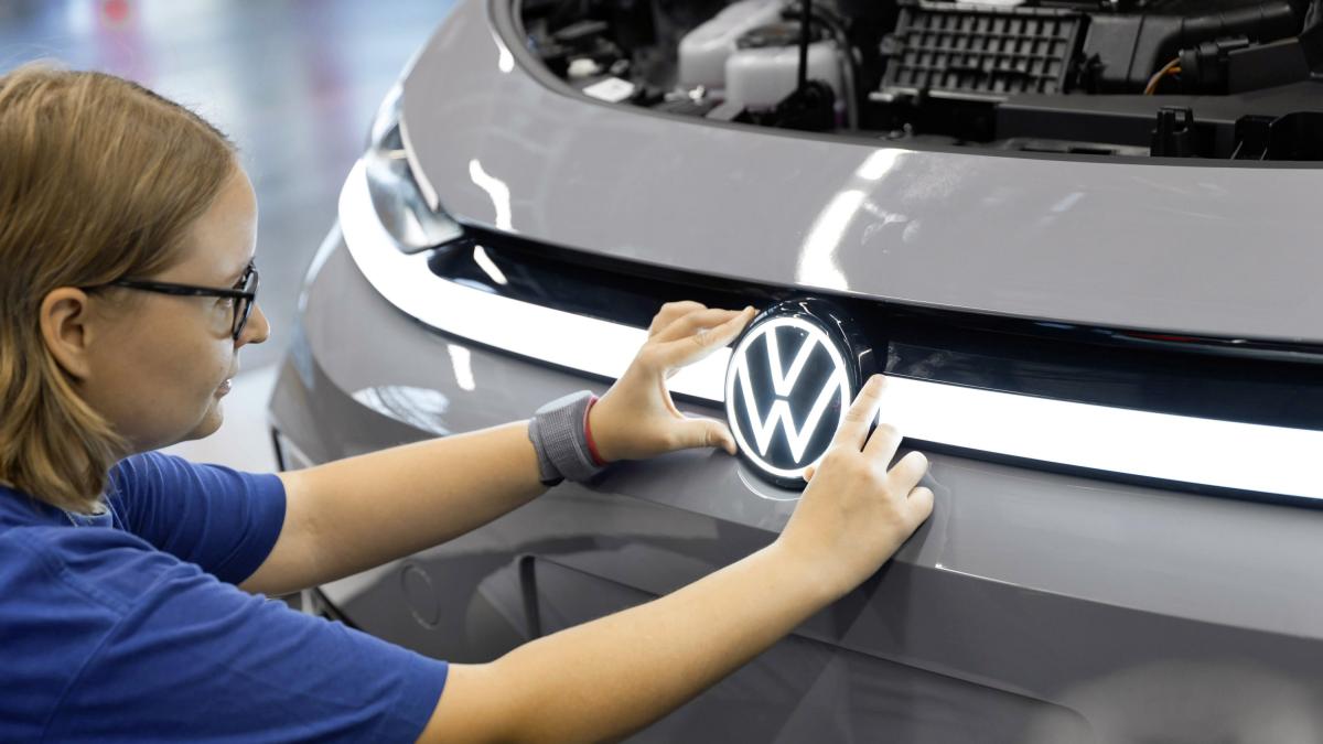 volkswagen tagli in arrivo meno 50000 posti di lavoro quattro impianti a rischio da Gazzetta.it volkswagen tagli in arrivo meno 50000 posti di lavoro quattro impianti a rischio