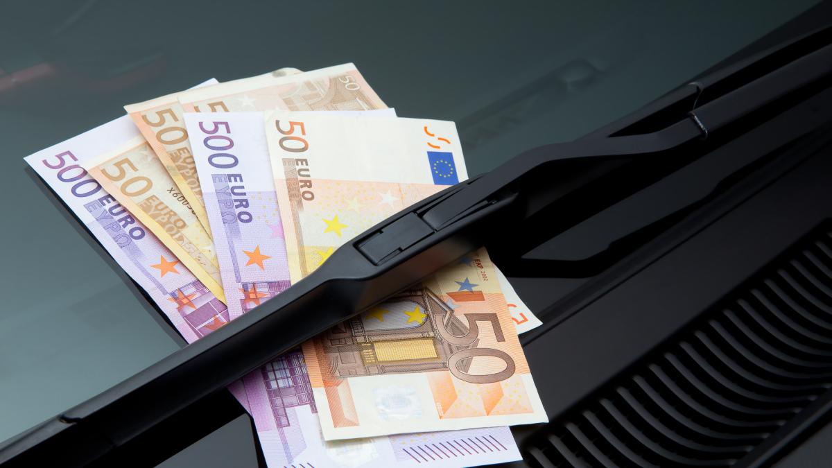 truffa dei 50 euro sotto il tergicristallo come funziona e come evitarla da Gazzetta.it truffa dei 50 euro sotto il tergicristallo come funziona e come evitarla