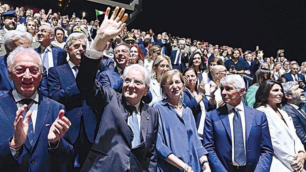 mattarella sotto la pioggia di napoli resiste per amore del volley poi saluta gli azzurri da Gazzetta.it mattarella sotto la pioggia di napoli resiste per amore del volley poi saluta gli azzurri