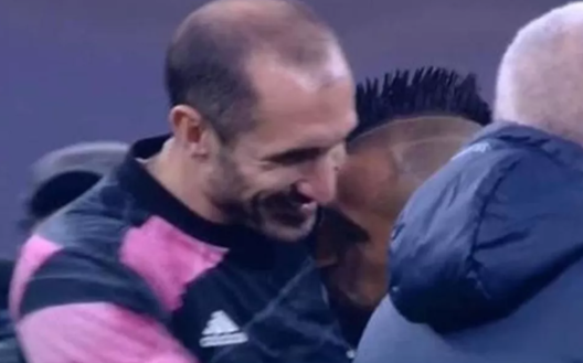 Aturo Vidal e Giorgio Chiellini. SOCIAL