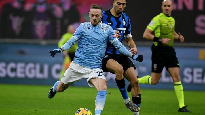 Manuel Lazzari (Lazio) in lotta con Hakimi (Inter) in occasione dell'ultimo match di campionato. Getty Images