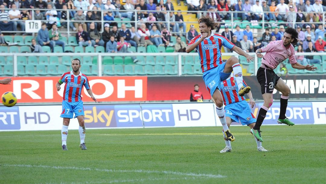 Javier Pastore (Palermo) a contrasto di testa. Ad osservarlo anche Giuseppe Mascara (Catania) con il suo numero 7. LaPresse