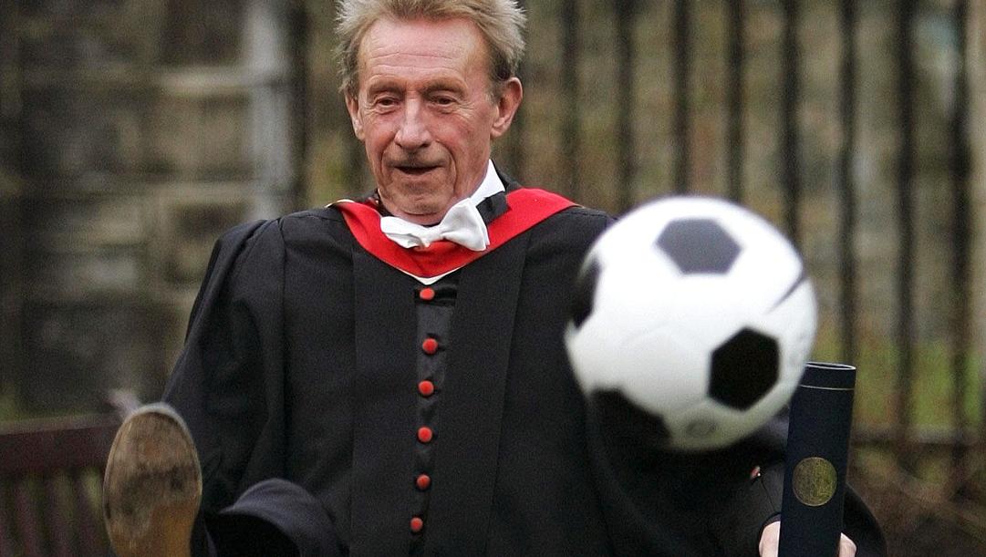 L'attaccante scozzese Denis Law calcia un pallone dopo aver ricevuto una laurea d'onore nel 2005 alla St Andrews University. Ap