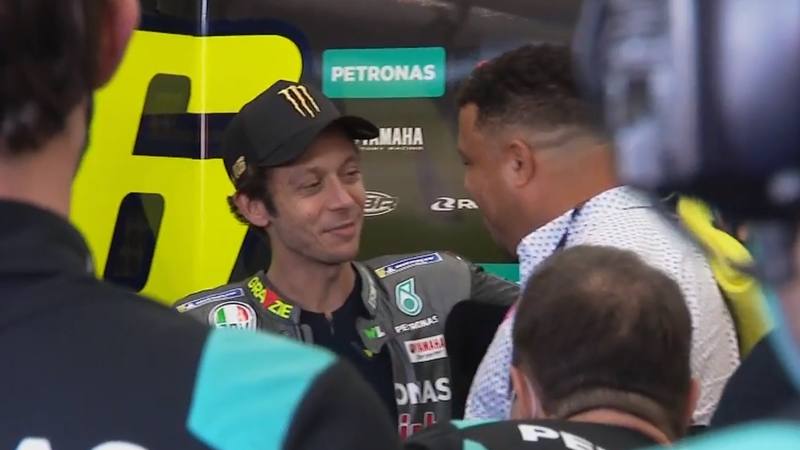 Prima della sua ultima gara nella MotoGP a Valencia, Valentino Rossi ha ricevuto una graditissima sorpresa: nel box ha trovato il suo idolo calcistico Ronaldo, che gli ha poi regalato una maglia dell'Inter col suo nome.