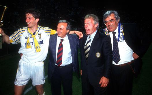  Lorenzo Minotti, Calisto Tanzi, Nevio Scala e Giorgio Pedraneschi festeggiano la vittoria.