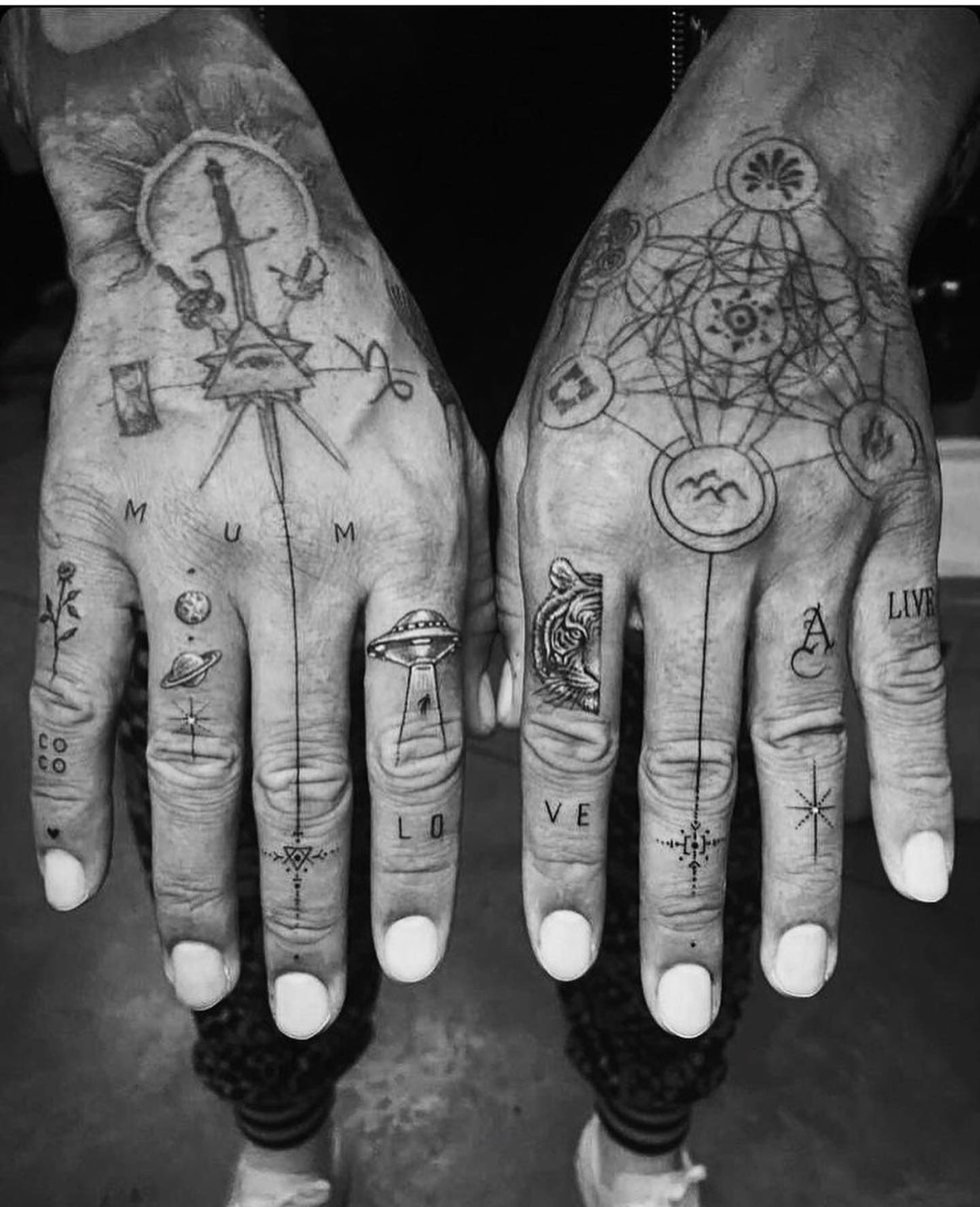 F1, i tatuaggi di Lewis Hamilton uno per uno, cosa vogliono dire