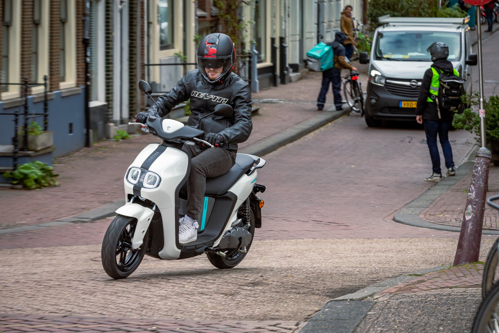 Yamaha Neo’s elettrico prova, prezzo e scheda tecnica dello scooter da