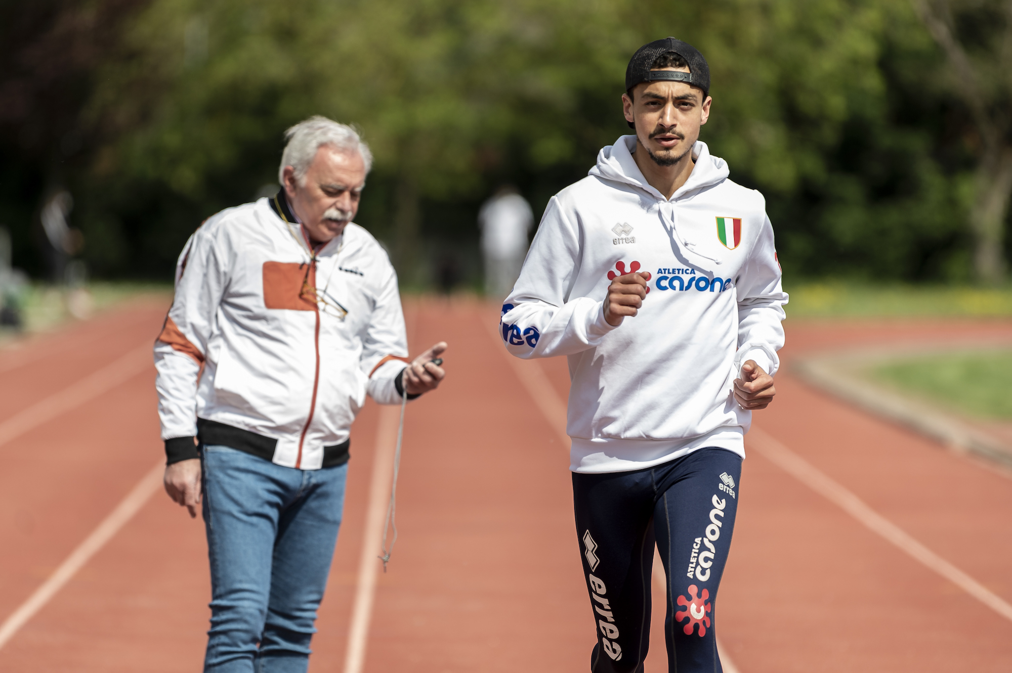 Iliass Aouani insieme al suo allenatore Massimo Magnani - Foto di Pierluigi Benini