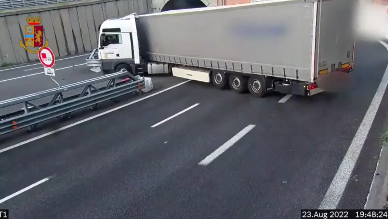 Inversione di marcia in autostrada con il tir e con il Suv, il video Gazzetta.it Inversione di marcia in autostrada con il tir e con il Suv, il video Gazzetta.it