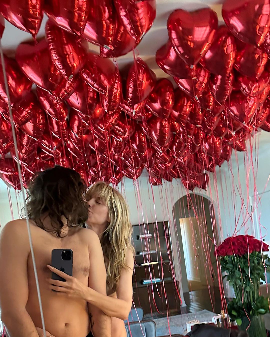 Heidi Klum e Tom Kaulitz festeggiano quattro anni d'amore nudi