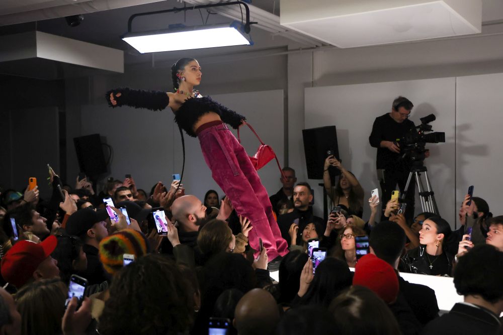 MILAN, ITALY - FEBRUARY 24: A model walks the runway at the Sunnei fashion show during the Milan Fashion Week Womenswear Fall/Winter 2023/2024 on February 24, 2023 in Milan, Italy. (Photo by Pietro D'Aprano/Getty Images)