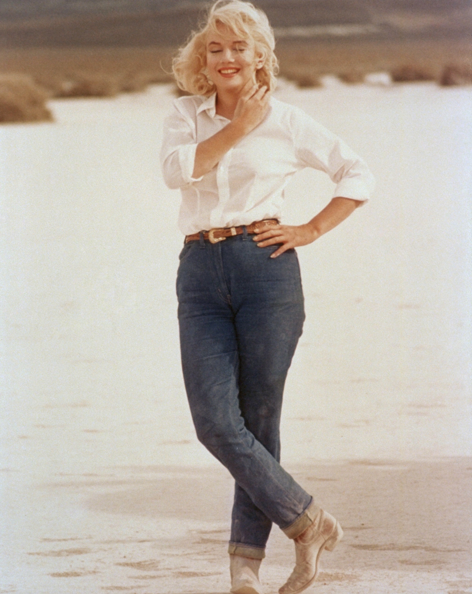 American actress, singer, model and sex symbol Marilyn Monroe on the set of The Misfits, directed by John Huston.  (Photo by Sunset Boulevard/Corbis via Getty Images)
