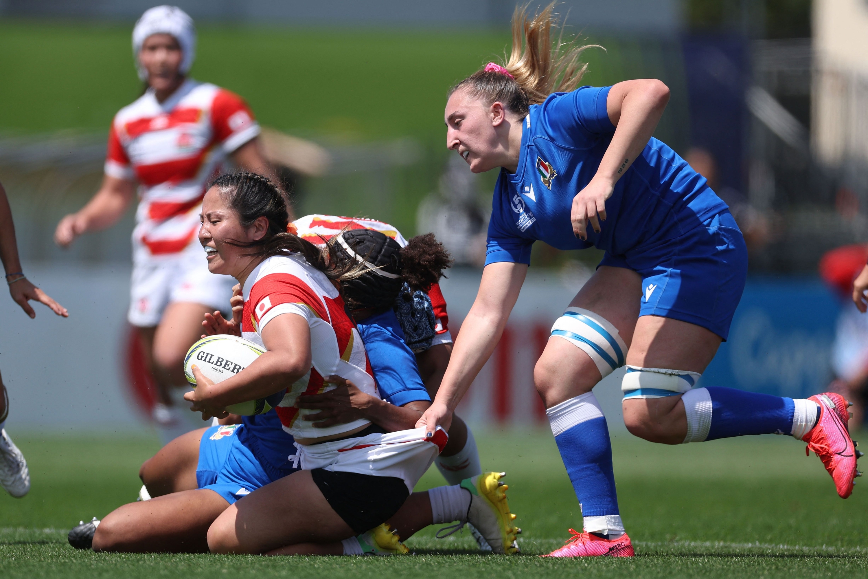 Japan's Seina Saito (L) is tackled by Italy's Francesca Sgorbini (R )during the New Zealand 2021 Womens Rugby World Cup Pool B match between Italy and Japan at the Waitakere Stadium in Auckland on October 23, 2022. (Photo by Marty MELVILLE / AFP)