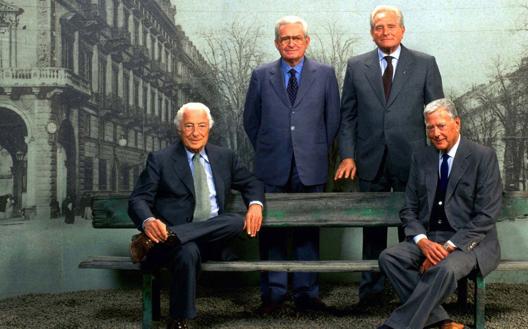 Gianni Agnelli con Umberto Agnelli, Giampiero Boniperti e Vittorio Chiusano all'inaugurazione della mostra per il centenario della juventus. Ansa