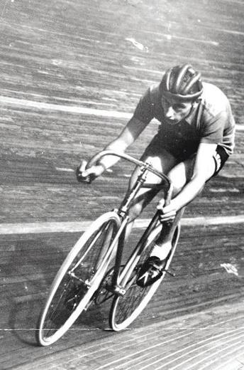 Fausto Coppi in azione sulla bici Legnano