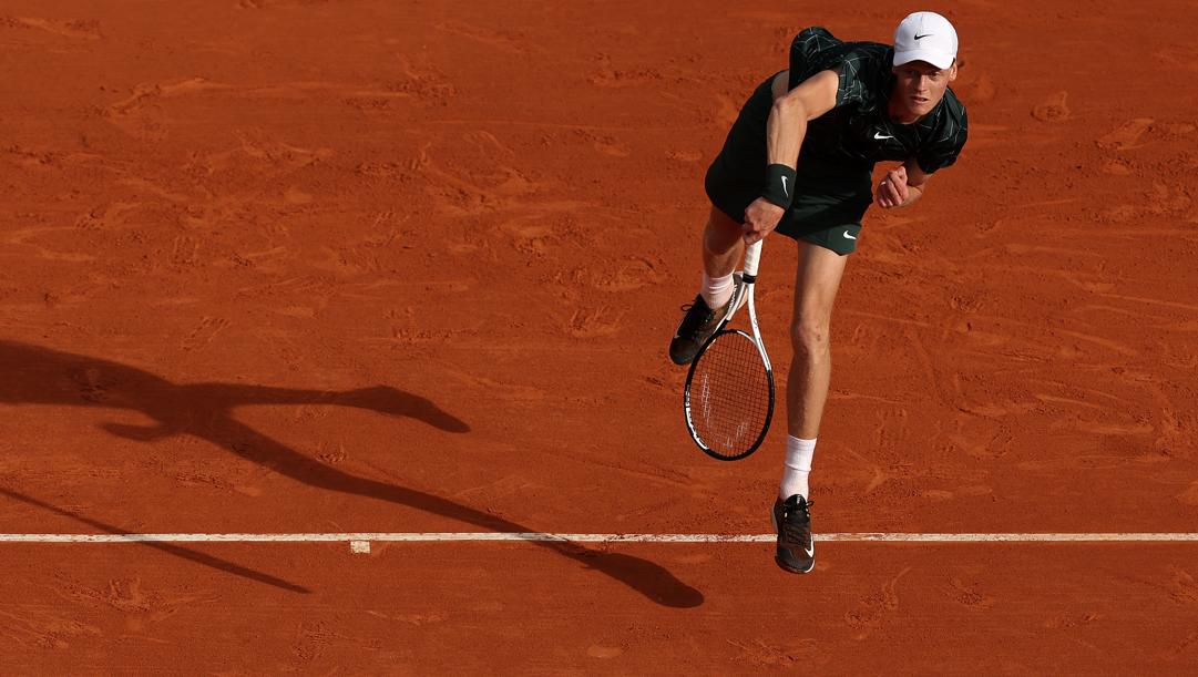 Jannik Sinner al servizio. Getty