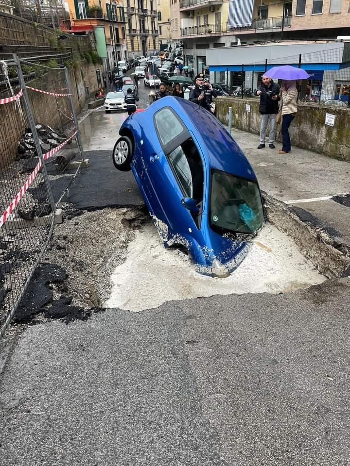 La Renault Twingo finita nella voragine al parco Comola Ricci