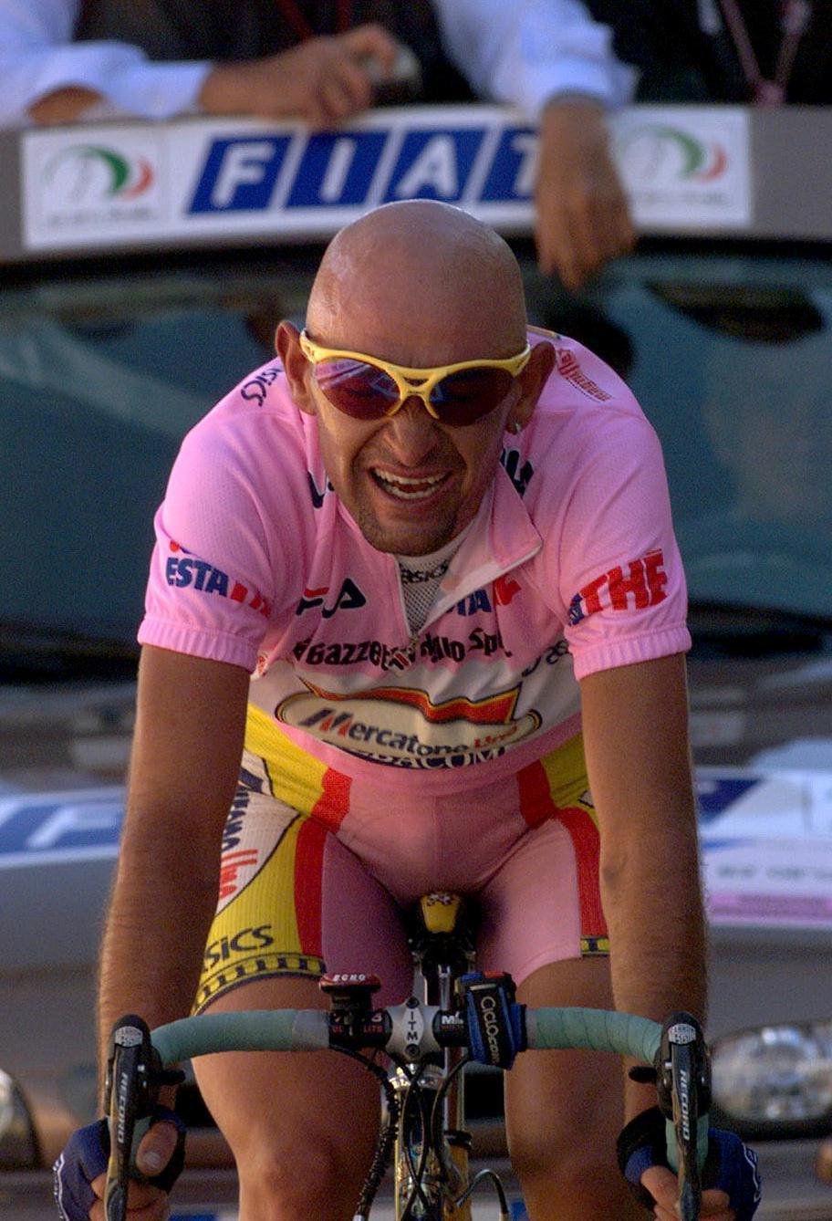 20070726 - ROMA - SPR : CICLISMO: DA MERCKX A RASMUSSEN, QUANDO PRIMATO PORTA MALE.  TANTE STORIE: POMPETTE POLLENTIER, STOP PANTANI, LACRIME CANNIBALE.
Marco Pantani in maglia rosa in un'immagine d'archivio del 4 giugno 1999 mentre taglia vittorioso il traguardo della 20/a tappa del Giro d'Italia, da Predazzo a Madonna di Campiglio di 175 km.   Fermati con la maglia del primato a ad un passo dal trionfo. Vittorie sfumate, sogni svaniti dopo tanti sacrifici quando ormai il successo finale sembrava cosa fatta. L'esclusione del danese Michael Rasmussen dalla 'Grande Boucle', per aver saltato dei controlli antidoping a sorpresa mentendo sui luoghi dei suoi allenamenti, e' solo l'ultima in ordine cronologico.   
ANSA / DANIEL DAL ZENNARO-ARCHIVIO / PAL