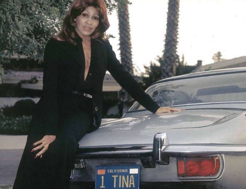 Tina Turner con la Jaguar XKE roadster con targa personalizzata